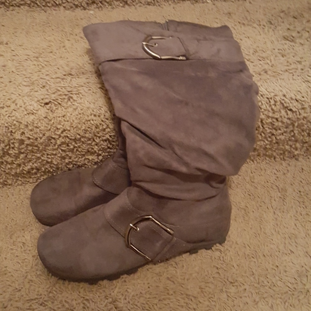 Gray boots, great condition only worn few times